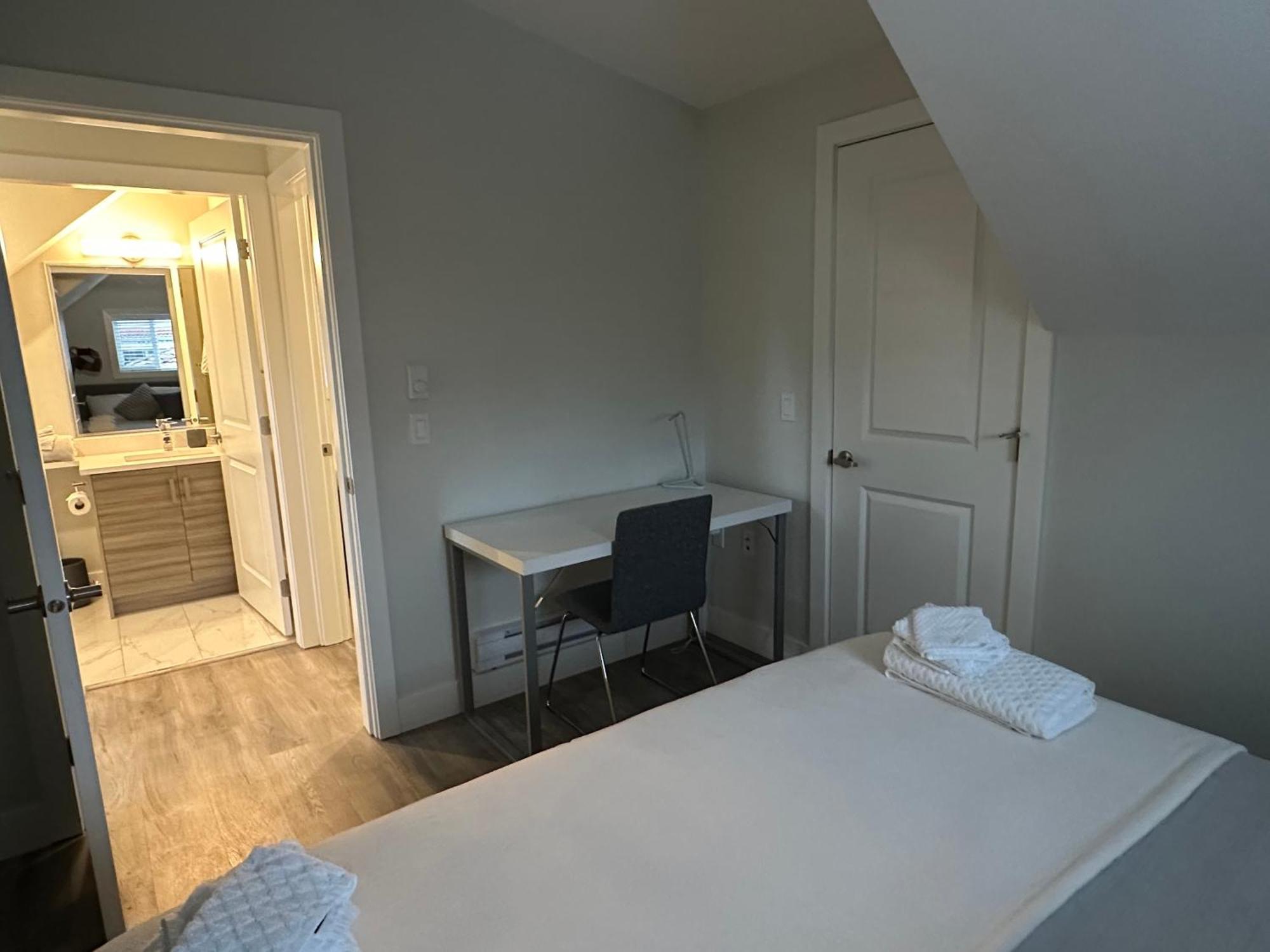 Bright And Cozy Modern In - To Yvr-downtown - Free Private Parking Casa de férias Vancouver